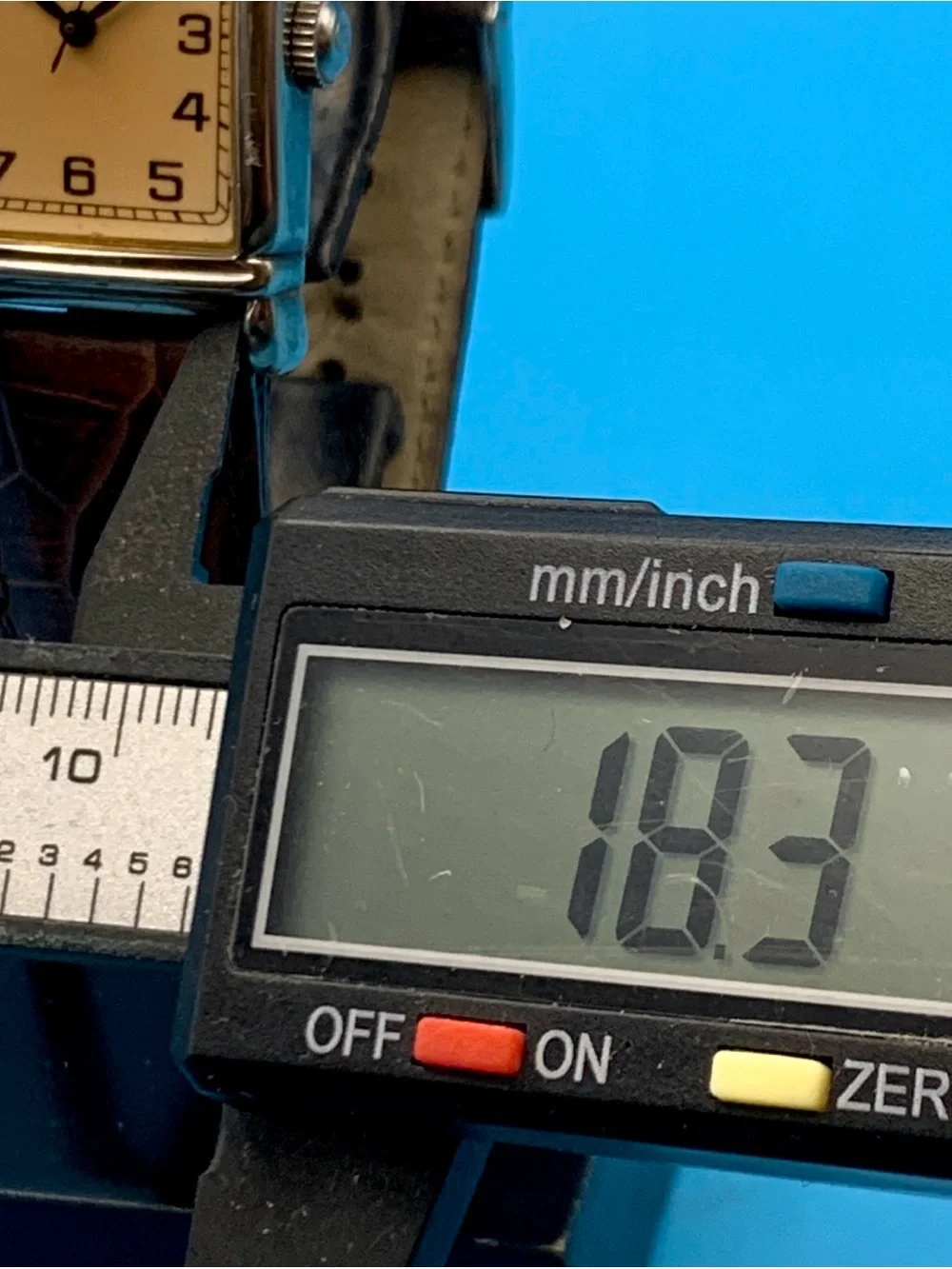 EMPORIO ARMANI AR-0204 Men’s Tank Style Quartz Wristwatch Leather Strap Working